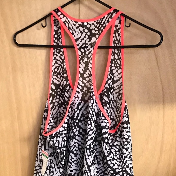 SUPER CUTE LOW HEM SLEEVELESS LOOSE TANK TOP - Picture 5 of 6